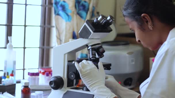 Mujer Joven Ocupada Realización Experimentos Sobre Microscopio Laboratorio Conceptos Hacer — Vídeo de stock