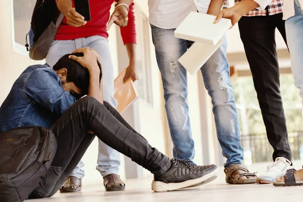 Tienerjongen wordt gepest op school, bedekt zijn gezicht - groep studenten dreigt klasgenoot of junior raken op de universiteit - Concept van plagen, pesten of waarschuwing op college campus. — Stockfoto