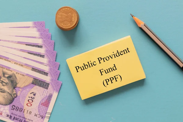 Pojęcie inwestycji w fundusz rezerw publicznych lub Ppf z indyjskimi banknotami walutowymi. — Zdjęcie stockowe