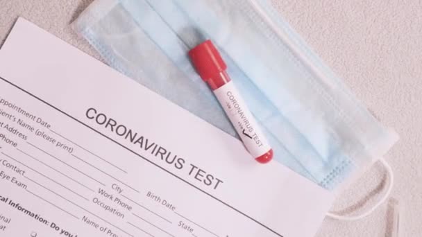 Coronavirus Test Formuna Bakıldığında Kan Toplama Tüpleri Tıbbi Maske Pozitif — Stok video