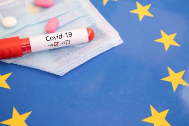Covid-19, Coronavirus veya ncov 2019 Avrupa 'da bulunan kan örnekleri, tıbbi maske, tabletler ve bayrak üzerinde pozitif test