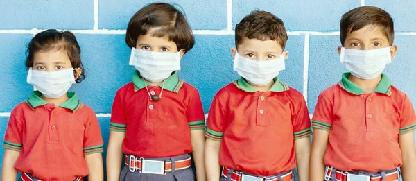 Enfants d'âge préscolaire avec masque facial de protection contre le nouveau coronavirus, covide -19, nCov 2019 ou le virus sars cov 2 à l'école - les enfants portaient un masque médical en raison de l'épidémie de coronavirus . — Photo