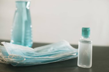 Coronavirus önleme tıbbi cerrahi maskeler ve el hijyen temizleyici jel hijyen corona virüs koruması için el dezenfektanı.