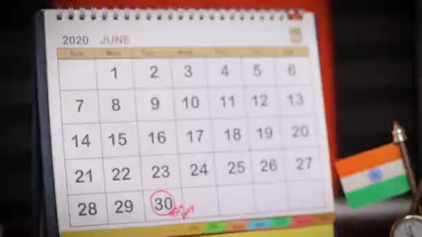 Disparo a la baja del día fiscal o plazos para la presentación de la declaración de impuestos en la India el 30 de junio marcado como recordatorio en el calendario — Vídeo de stock