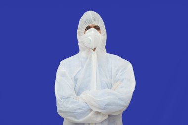 Tıbbi maske takan kendine güvenen epidemiyoloji uzmanı covid-19 ya da koronavirüs salgınına karşı virüsün yayılmasını kontrol ederek savaşmak istiyor..