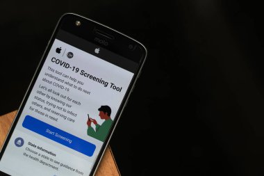 Maski, Hindistan - 17 Nisan 2020: COVID-19 Sceening Tool web sitesi Apple Inc. ve CDC tarafından Coronavirus öz değerlendirme romanı için geliştirildi.