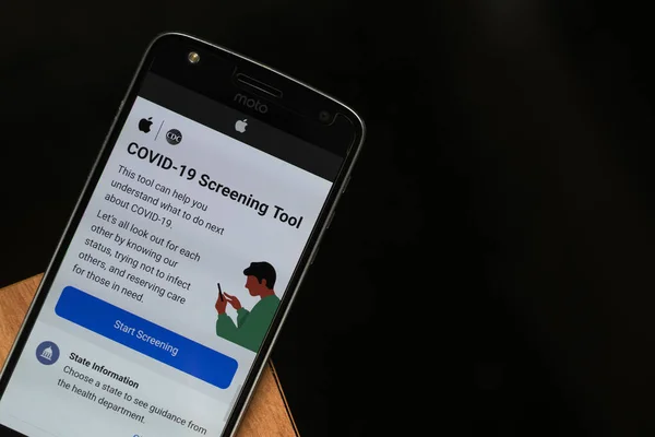 Maski, Inde - 17 avril 2020 : COVID-19 Sceening Tool website développé par Apple Inc. et la CDC pour l'auto-évaluation du nouveau coronavirus . — Photo