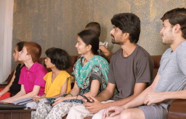 Bir grup aile kardeş evdeki kanepede televizyon izliyor. Aile bağı, birliktelik, hafta sonu eğlencesi ve sosyalleşme kavramı.