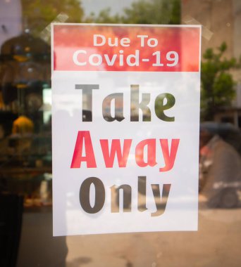 Covid-19 ya da Coronavirus salgını ya da salgından dolayı sadece restoran kapısının önündeki yemek tabelasını alıp müşterilere bildir..
