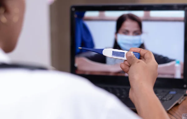 Arts Uitleggen Hoe Koorts Thermometer Gebruiken Patiënt Online Laptop Concept — Stockfoto