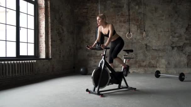 Spor Salonunda Spor Bisikleti Süren Çekici Bir Fitness Kadını Bisikletli — Stok video