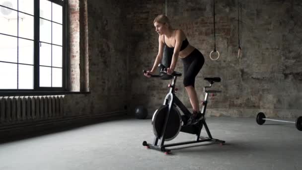 Aantrekkelijke Fitnessvrouw Paardrijden Hometrainer Sportschool Slanke Dame Fiets Vrouwelijke Atleet — Stockvideo