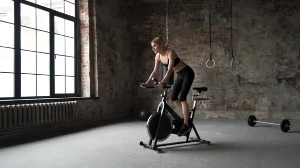 Femme Vêtements Sport Travaille Sur Vélo Appartement Dans Salle Gym — Video