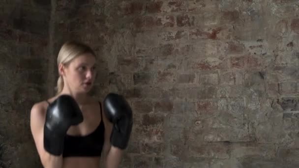 Glad Kvinna Träningsbox Gymmet Tillsammans Koncentrerad Fitnessdam Boxningssäck Sportklubben Leende — Stockvideo