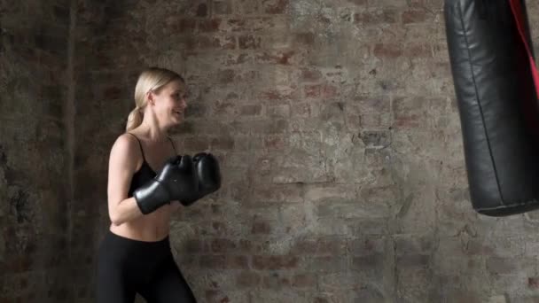 快乐的女人训练盒一起在体育馆里战斗 在体育俱乐部集中健身女子拳击战斗包 笑着打女生拳 — 图库视频影像