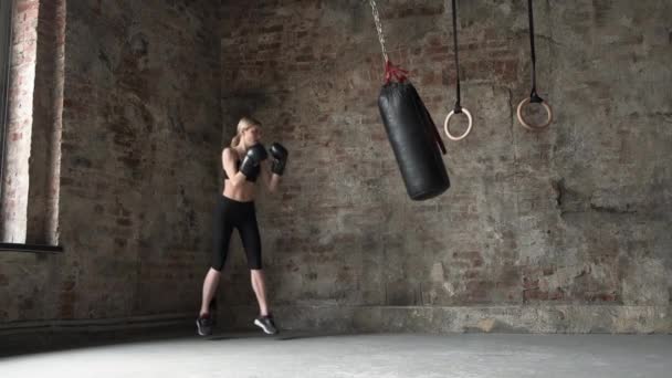 Taekwondo Profesionální Sportovkyně Kopne Boxovací Pytel Tělocvičně Atletická Kickboxerka Dívka — Stock video