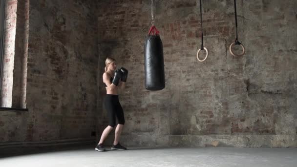 Glückliche Frau Trainiert Boxkampf Fitnessstudio Zusammen Konzentrierte Fitness Boxkampftasche Für — Stockvideo