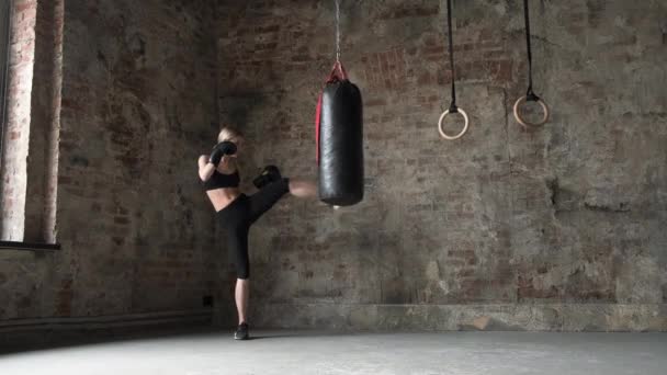 Kız Spor Salonunda Yumruk Torbasını Tekmeliyor Kadın Kum Torbasını Yumruklayıp — Stok video
