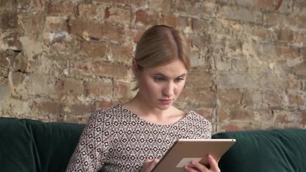 Mujer Utiliza Tableta Internet Web Surf Chica Hermosa Chica Toca — Vídeos de Stock