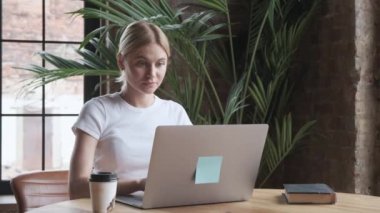 Dizüstü bilgisayardaki proje üzerinde çalışan çekici genç bayan serbest yazar.