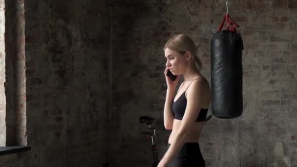 Fitness Vrouw Belt Mobiele Telefoon Gym Club Een Jonge Vrouw — Stockvideo
