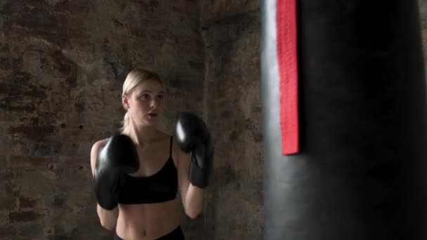 Flicka Boxning Gym Handskar Glad Kvinna Träningsbox Slåss Gymmet Koncentrerad — Stockvideo