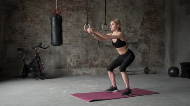 Genç Güzel Bir Kız Spor Salonunda Çömeliyor Bacakları Kapat Spor — Stok video