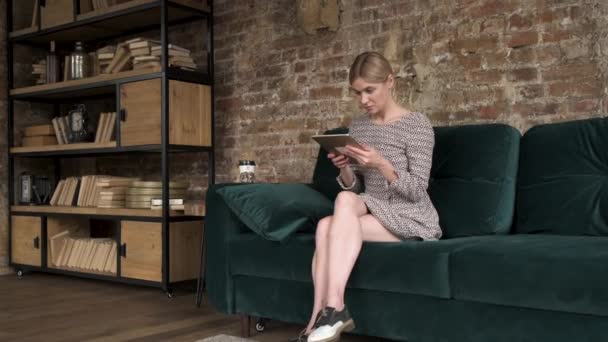 Mulher Usando Tablet Casa Sofá Sua Sala Estar Happy Feminino — Vídeo de Stock