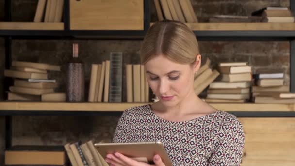 Kellemes Aki Táblagépet Használ Könyvek Hátterére Közelíts Oldalról Professzionális Felvétel — Stock videók