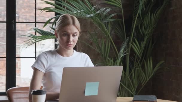 Zakenvrouw Werkt Laptop Computer Portret Van Een Lachende Vrouw Die — Stockvideo