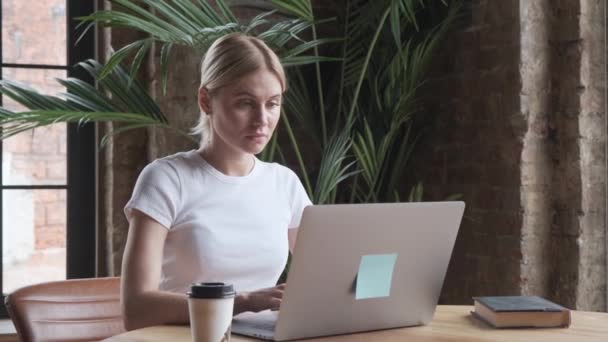 快乐的商人在笔记本电脑上工作 Portait 的微笑的妇女工作与计算机在办公室 在家庭工作场所看笔记本电脑的女性雇员 — 图库视频影像