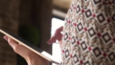 Kadın el tablet bilgisayar kullanarak. Kadın evde dijital Tablet dokunmadan