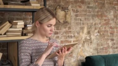 Kadın tablet bilgisayar kullanıyor internet sitesi, kız, güzel kız evdeki bilgisayar ekranına dokunuyor modern