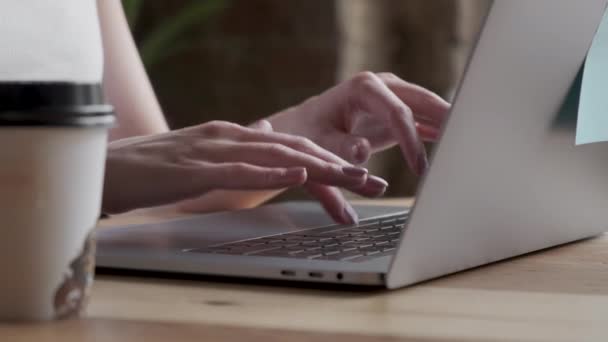 在笔记本电脑上工作的女人在家休息 靠窗的地方 键盘上的手和手指特写 — 图库视频影像