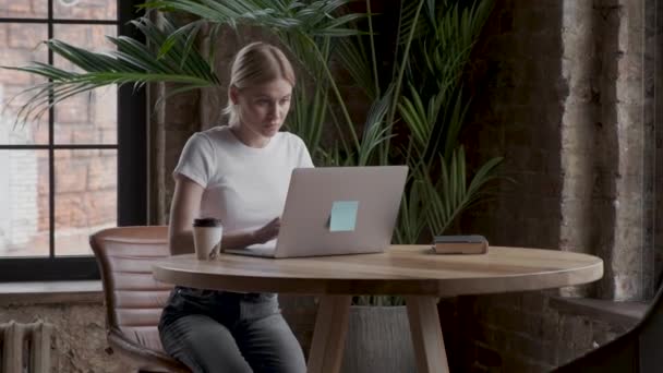 快乐的商人在笔记本电脑上工作 Portait 的微笑的妇女工作与计算机在办公室 在家庭工作场所看笔记本电脑的女性雇员 — 图库视频影像