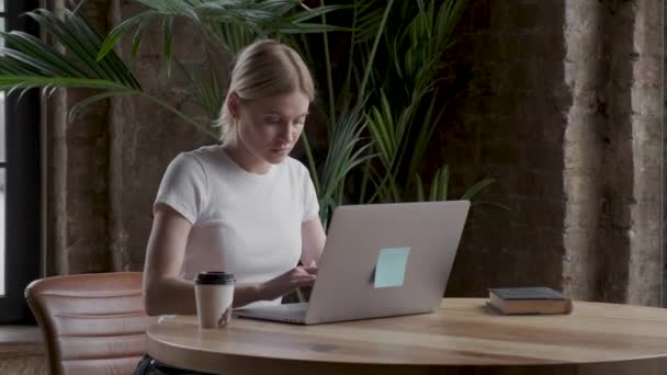Aantrekkelijke Jonge Vrouwelijke Freelancer Werkt Aan Het Project Laptop Computer — Stockvideo