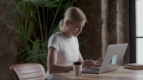 Aantrekkelijke Jonge Vrouwelijke Freelancer Drinken Van Koffie Thee Tijdens Het — Stockvideo