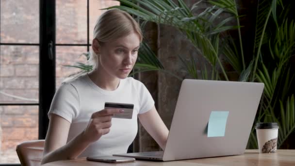 Mooi Meisje Het Maken Van Online Betaling Houden Bankpas Met — Stockvideo