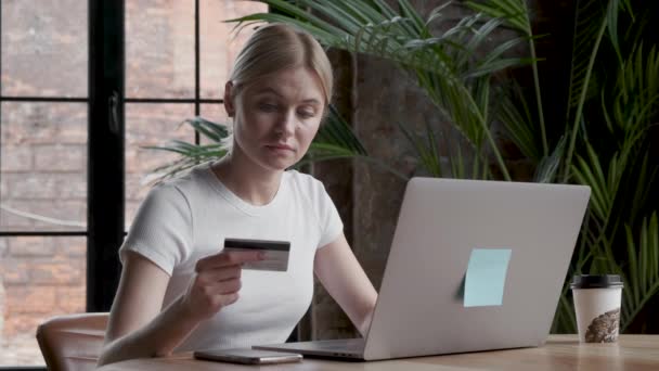 Csinos Lány Csinál Online Fizetés Tartó Bankkártya Segítségével Modern Laptop — Stock videók