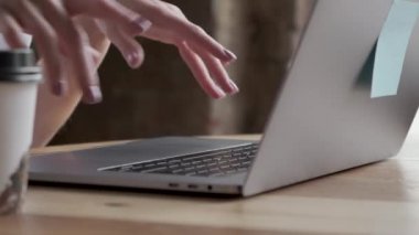 4K kadın eli dizüstü bilgisayarda yazı yazarak dokunmatik dokunmatik dokunmatik dokunmatik parmaklı akıllı telefon, yakın plan. Evde çalışan serbest çalışan hiçbir yüz kadını sosyal ağlara yorum yazmaz.
