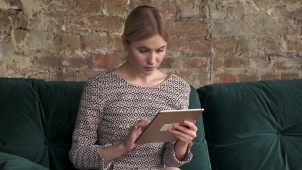 Lachende Vrouw Scrollen Tablet Thuis Boeken Vliegtickets Technologie — Stockvideo