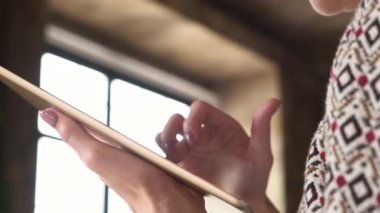 Etkileşimli tablet ekranı kullanan kadın eli - görüntüyü kapat. Futuristik, eğitim, eğlence, öğrenme, teknoloji kavramı