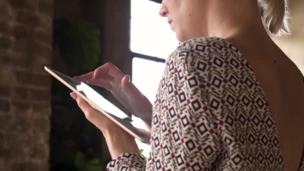 Nő használ tabletta pc internet web szörfözés, lány, gyönyörű lány megérinti számítógép pad képernyő otthon modern