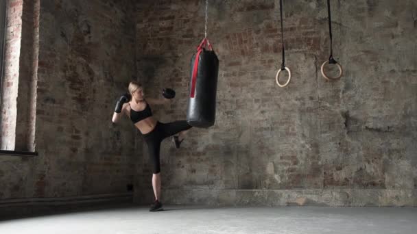 Mädchen Schlägt Und Tritt Turnhalle Auf Den Boxsack Ein Frau — Stockvideo