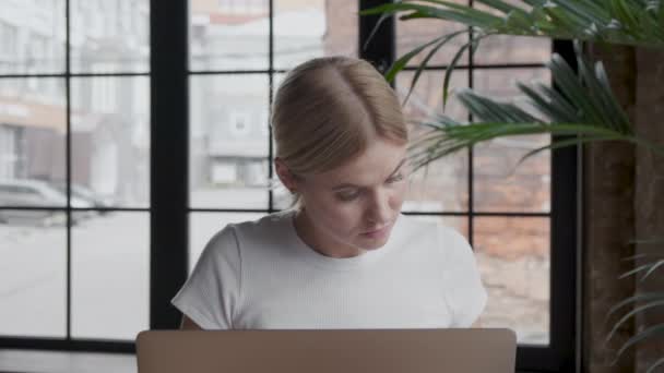 Στοχαστική Ενδιαφερόμενη Γυναίκα Που Εργάζεται Φορητό Υπολογιστή Κοιτάζοντας Μακριά Σκέψη — Αρχείο Βίντεο