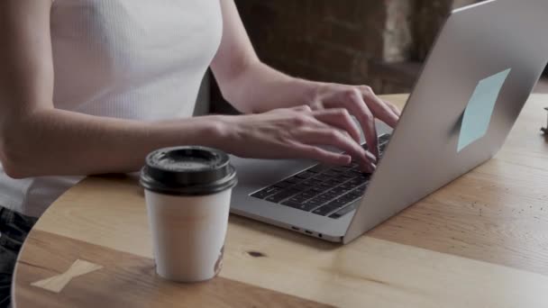 Close Van Vrouw Hand Typen Laptop Toetsenbord Close Van Een — Stockvideo