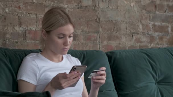 Close Mulher Compra Compras Line Casa Com Cartão Telefone Jovem — Vídeo de Stock