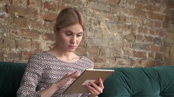 Menina Use Tablet Computer Rindo Jovem Mulher Casa Conversando Online — Vídeo de Stock