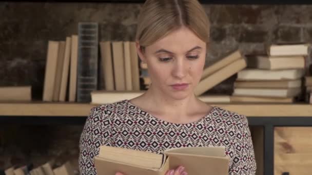 Närbild Kaukasiska Ung Vacker Kvinna Studenten Glas Bok Bland Böcker — Stockvideo