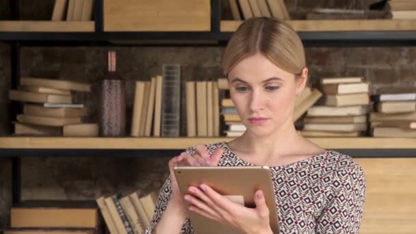 Belle Femme Utilisant Une Tablette Près Bibliothèque Belle Fille Tactile — Video